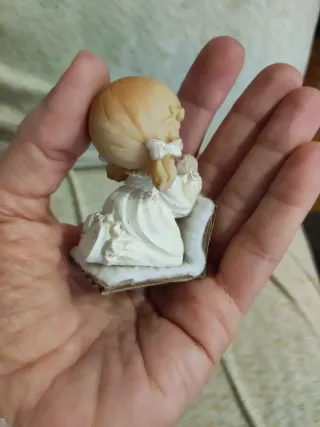 Figura niña rezando