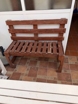 Mesa (del corte ingles) y 2 bancos de madera