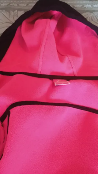 Chaqueta deportiva mujer negra y rosa