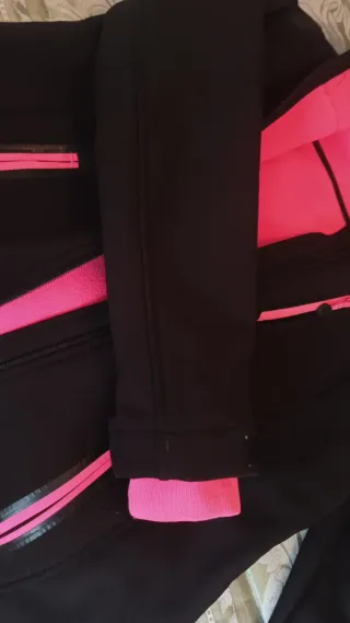 Chaqueta deportiva mujer negra y rosa