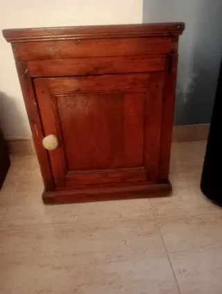 Mesita de noche de madera