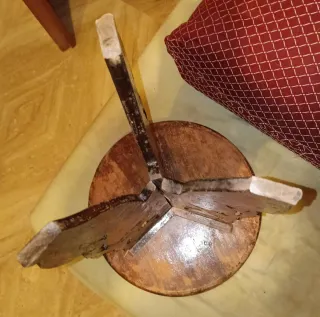 Sgabello in legno intagliato