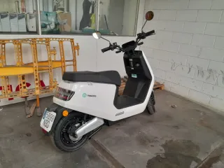Moto Eléctrica Scooter Blanca Automática