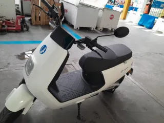 Moto Eléctrica Scooter Blanca Automática