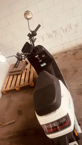 Moto Eléctrica Scooter Blanca Automática