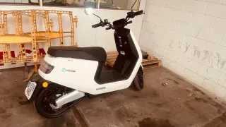 Moto Eléctrica Scooter Blanca Automática