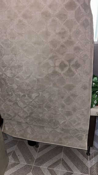 Alfombra gris con diseño