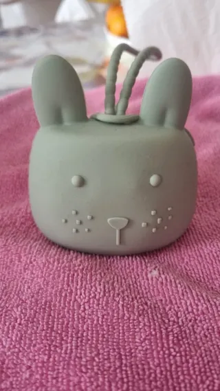 Porta chupetes con diseño de conejo