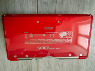 Nintendo 3DS rosso metallico con caricatore