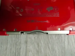 Nintendo 3DS rosso metallico con caricatore