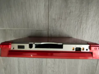 Nintendo 3DS rosso metallico con caricatore