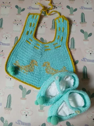 Babero y patucos bebé hecho a mano