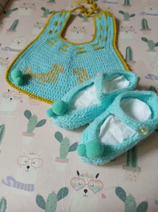 Babero y patucos bebé hecho a mano