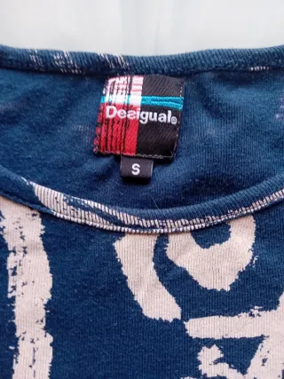 Camiseta azul con estampado de letras
