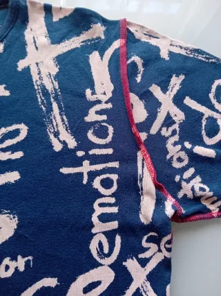 Camiseta azul con estampado de letras