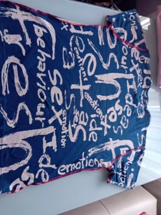 Camiseta azul con estampado de letras