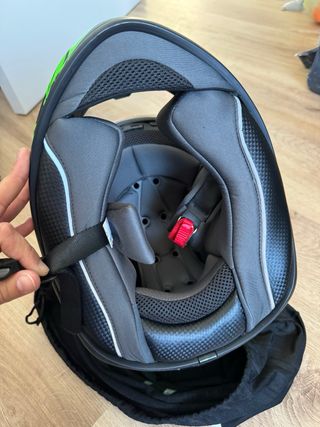 Casco de moto con diseño de cara sonriente