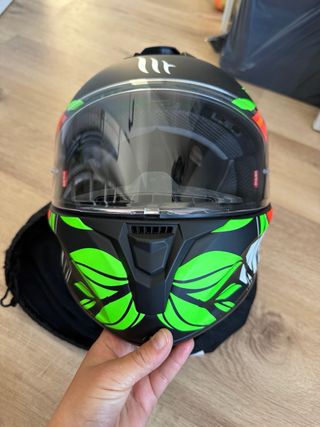 Casco de moto con diseño de cara sonriente