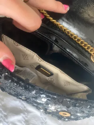 Bolso Guess lentejuelas negro y dorado