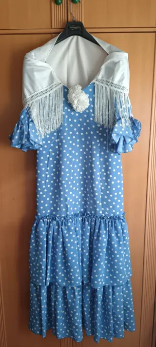 Traje de Sevillana con mantón