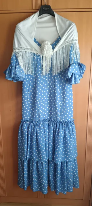 Traje de Sevillana con mantón
