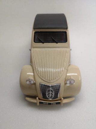 Maqueta Citroën 2CV Beige