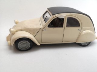 Maqueta Citroën 2CV Beige
