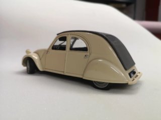 Maqueta Citroën 2CV Beige
