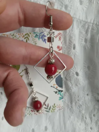 Pendientes boho, burdeos y plateados con rombos