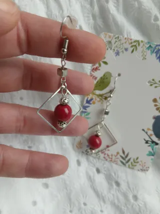 Pendientes boho, burdeos y plateados con rombos