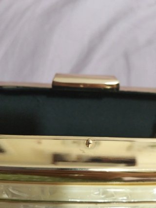 Bolso de mano dorado imitación nacar