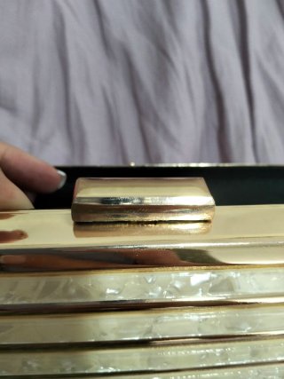 Bolso de mano dorado imitación nacar