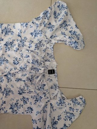 Abito floreale bianco e blu