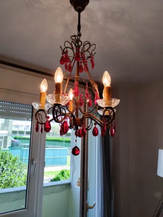 Lámpara de lágrimas dorada y roja