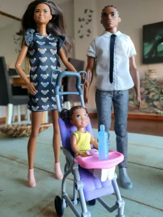 Familia Barbie con bebé y carrito