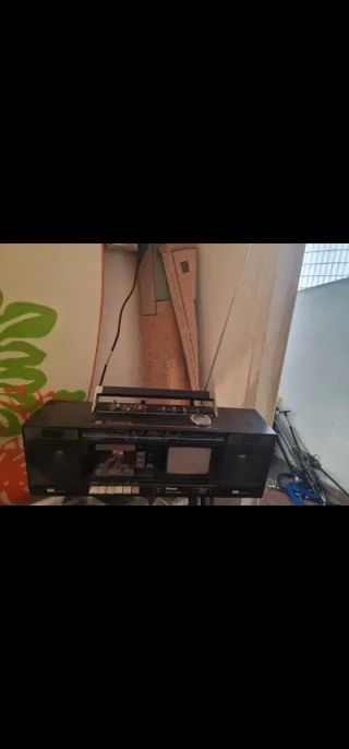 Boombox Tensai RTC-8310 con TV CRT