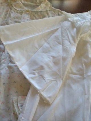 Camicie da notte floreali e bianche