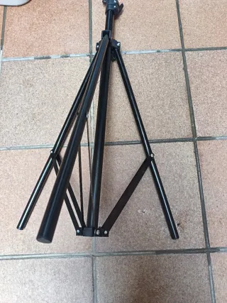 Trípode metálico ajustable (parte baja)