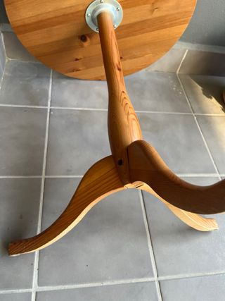 Mesa auxiliar de madera redonda