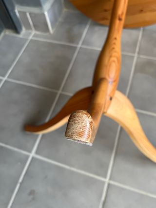 Mesa auxiliar de madera redonda