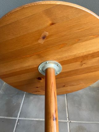 Mesa auxiliar de madera redonda