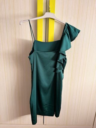 Vestido de fiesta verde asimétrico