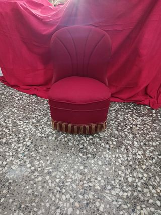 Sillón de tela rojo