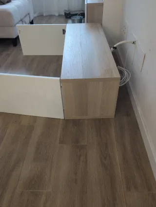 Mueble de Ikea besta madera y blanco