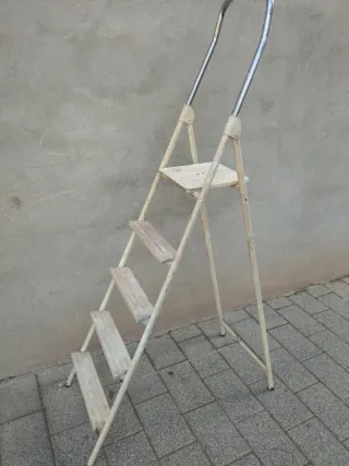 Escalera de hierro y madera