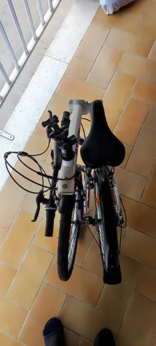 Bicicleta plegable B'TWIN blanca + casco y guantes