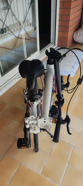 Bicicleta plegable B'TWIN blanca + casco y guantes