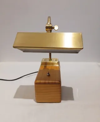 LÁMPARA MESA TIPO BANQUERO.