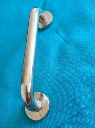 Agarradero de baño metálico
