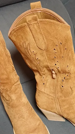 Botas cowboy tacón, color camel,ante